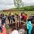 Bürgermeister und Eltern pflanzen einen Baum im Haidpark