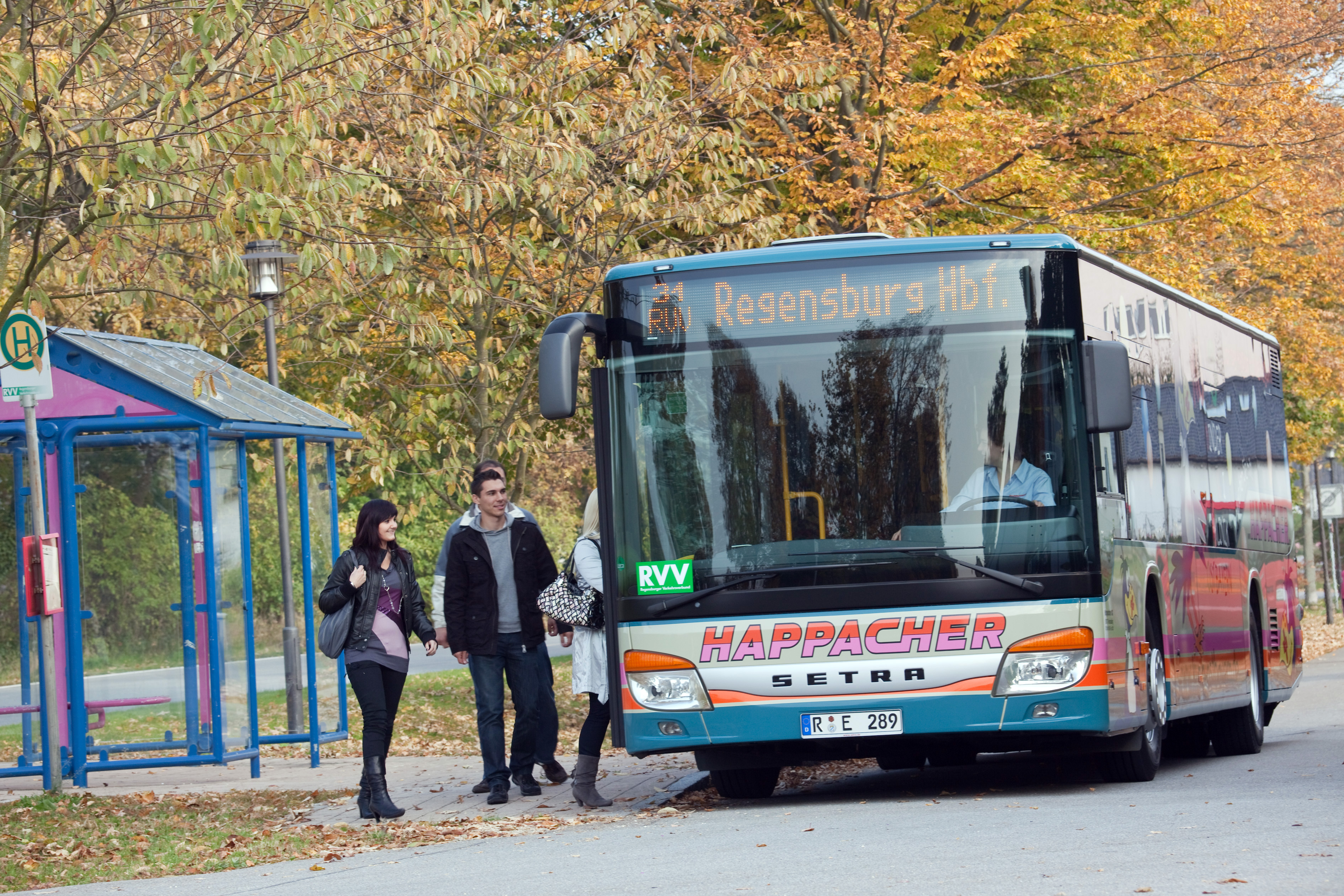 Der Bus Linie 31 an der Haltestelle mit 3 einsteigenden Personen
