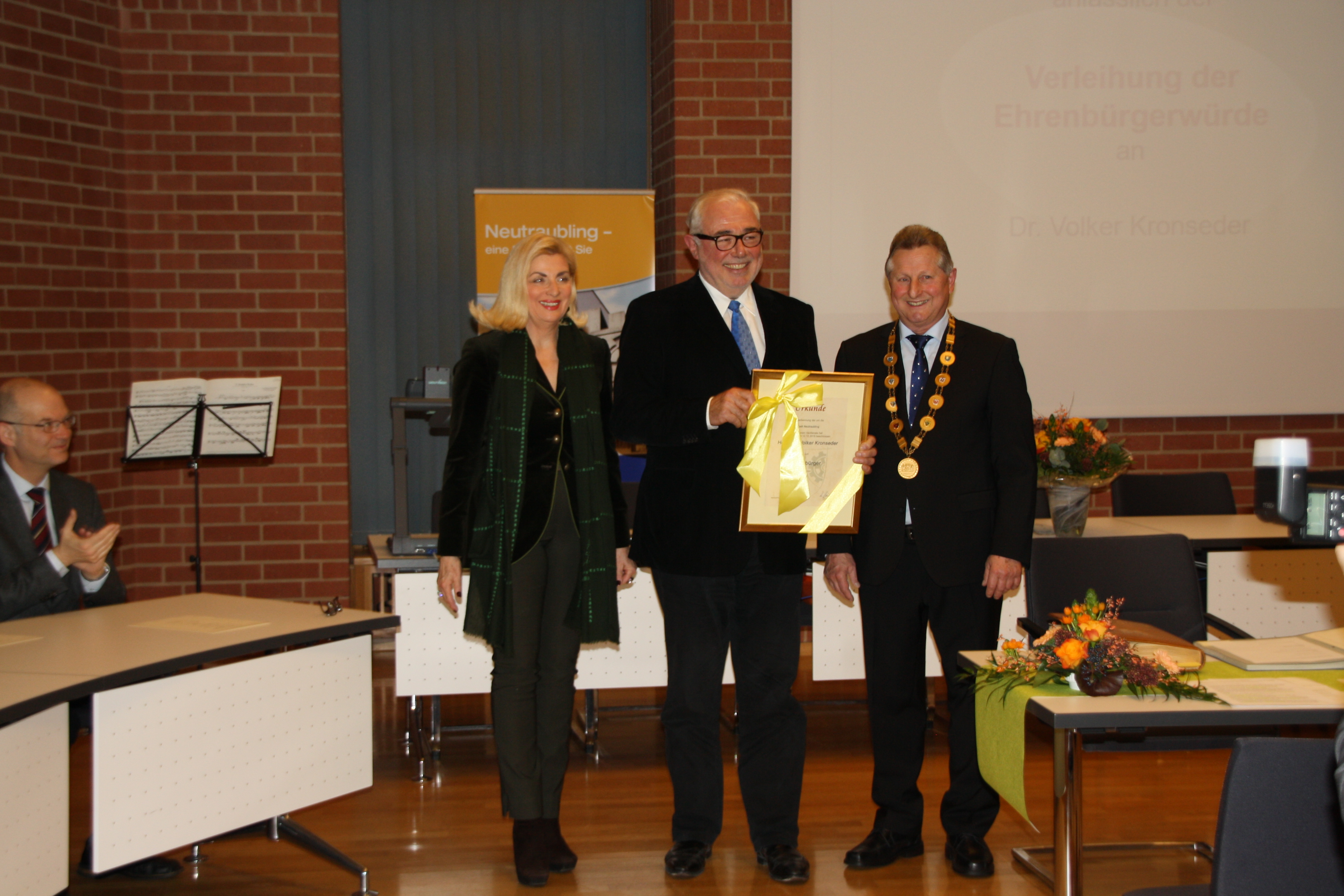 Ehrenbürgerwürde an Dr. Volker Kronseder verliehen