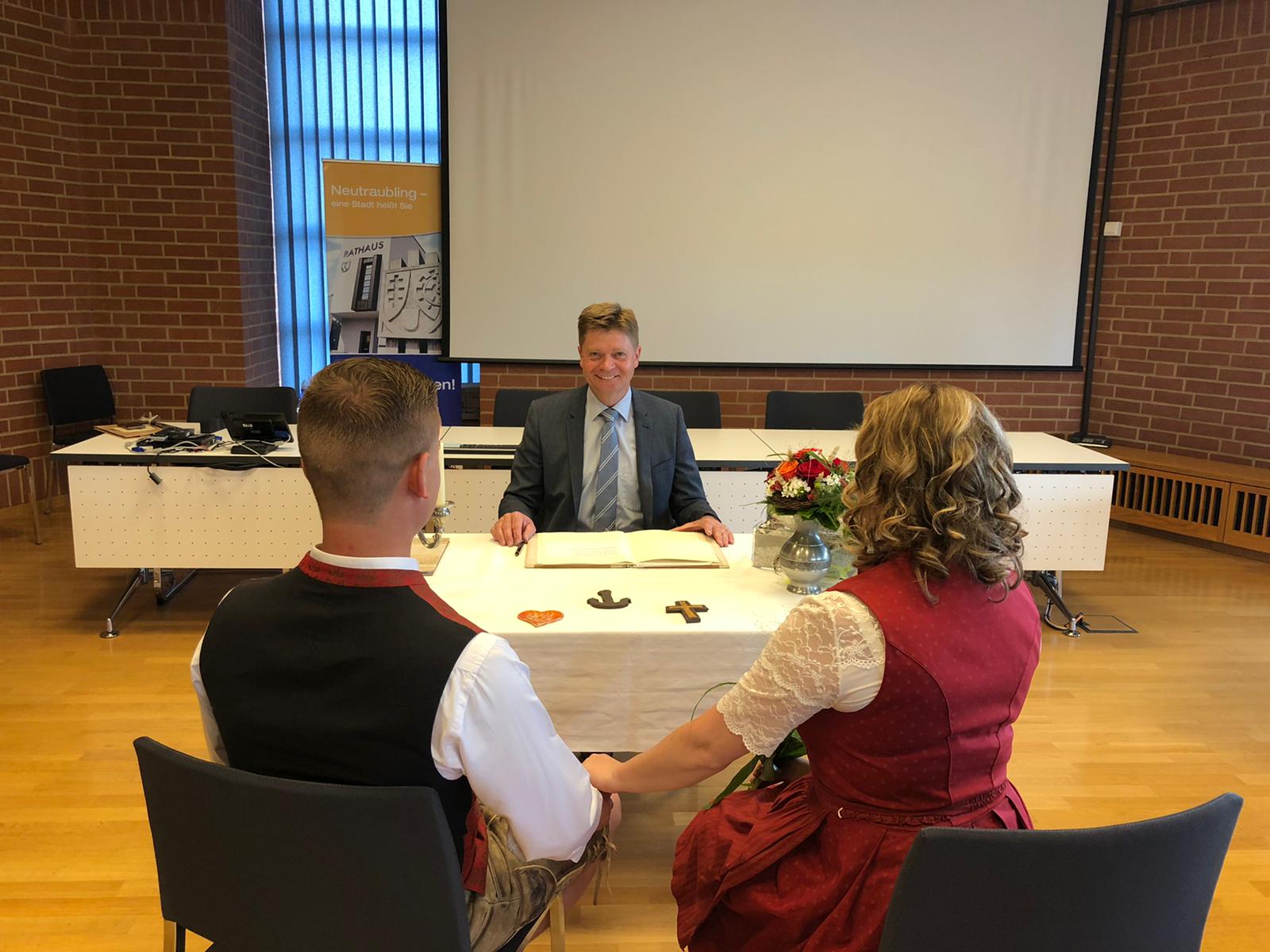 Erste Eheschließung durch Bürgermeister Harald Stadler