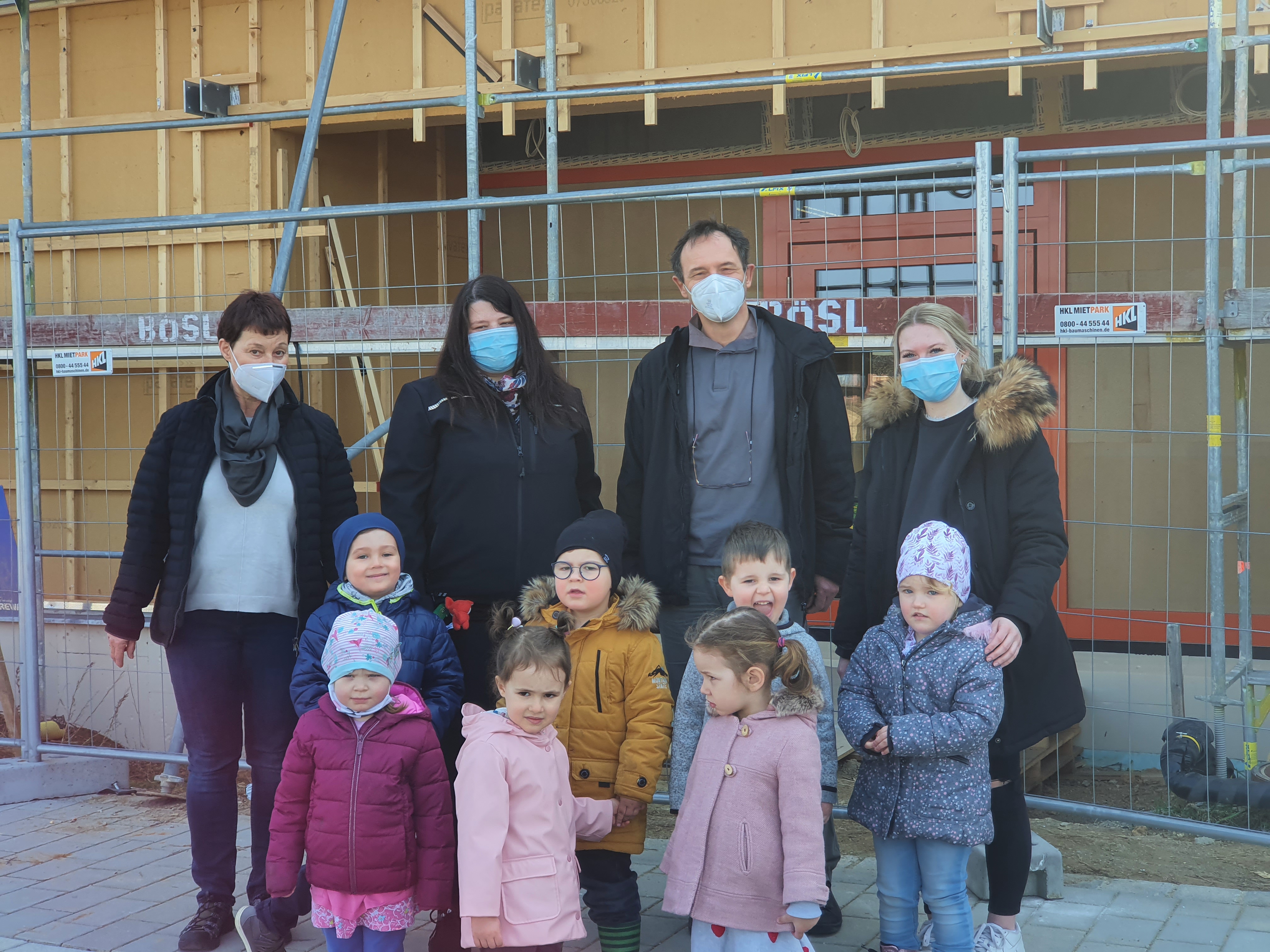 Hochbauamtsleiter Martin Schulze, Kita-Leitung Sabine Hernitschek (l.) und die Kinder freuen sich bereits auf ihr „Märchenhaus“.