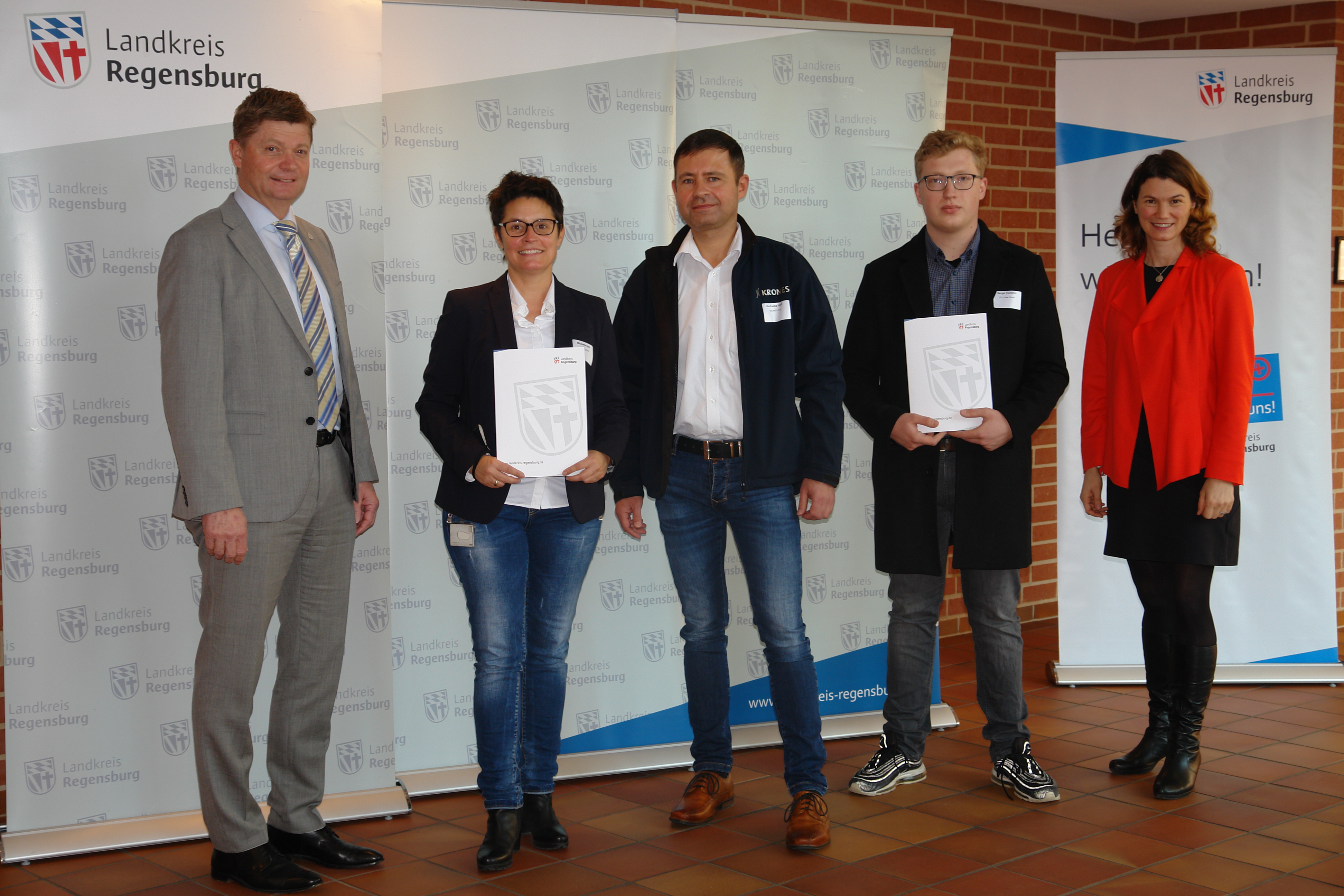 Die Betriebe nahmen ihre Auszeichnung freudig entgegen. Foto: Alexandra Stubenrauch/ Landratsamt Regensburg