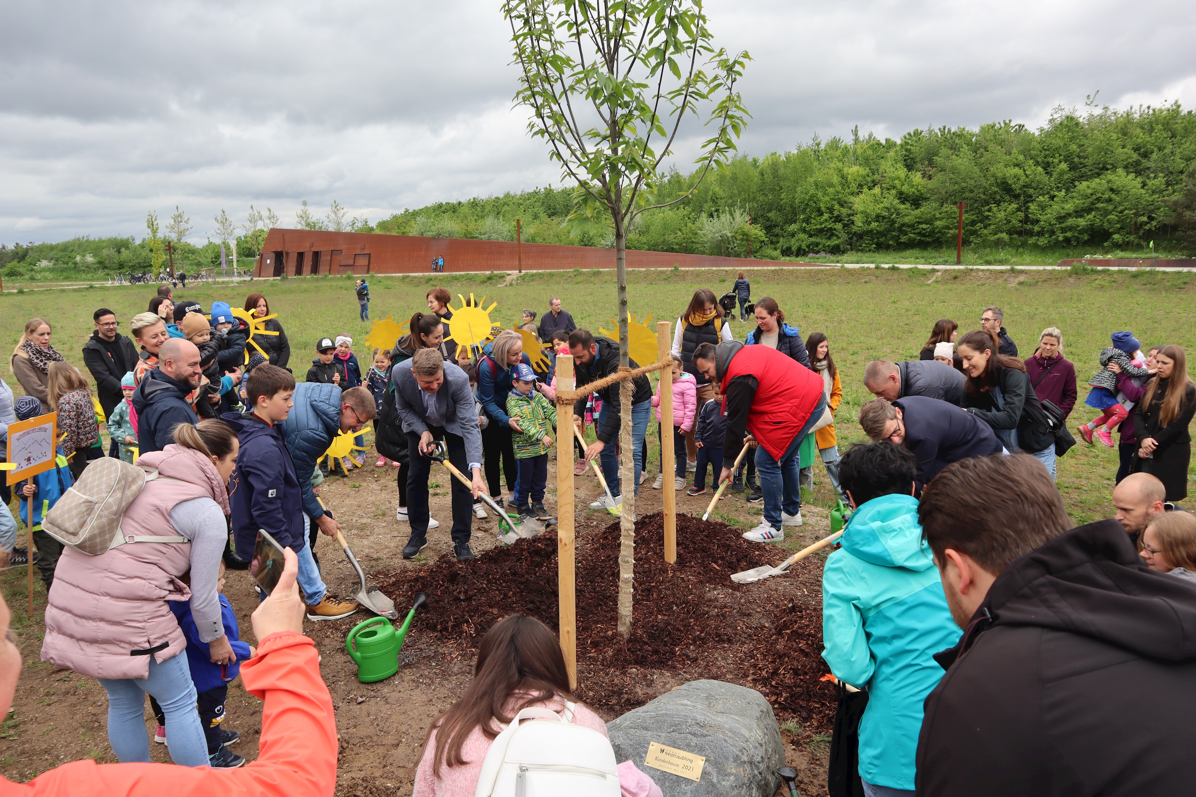 Zwei Bäume für die Neutraublinger Kinder im Haid Park gepflanzt