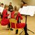 Zwei Mädchen im roten Kleid spielen Akkordeon