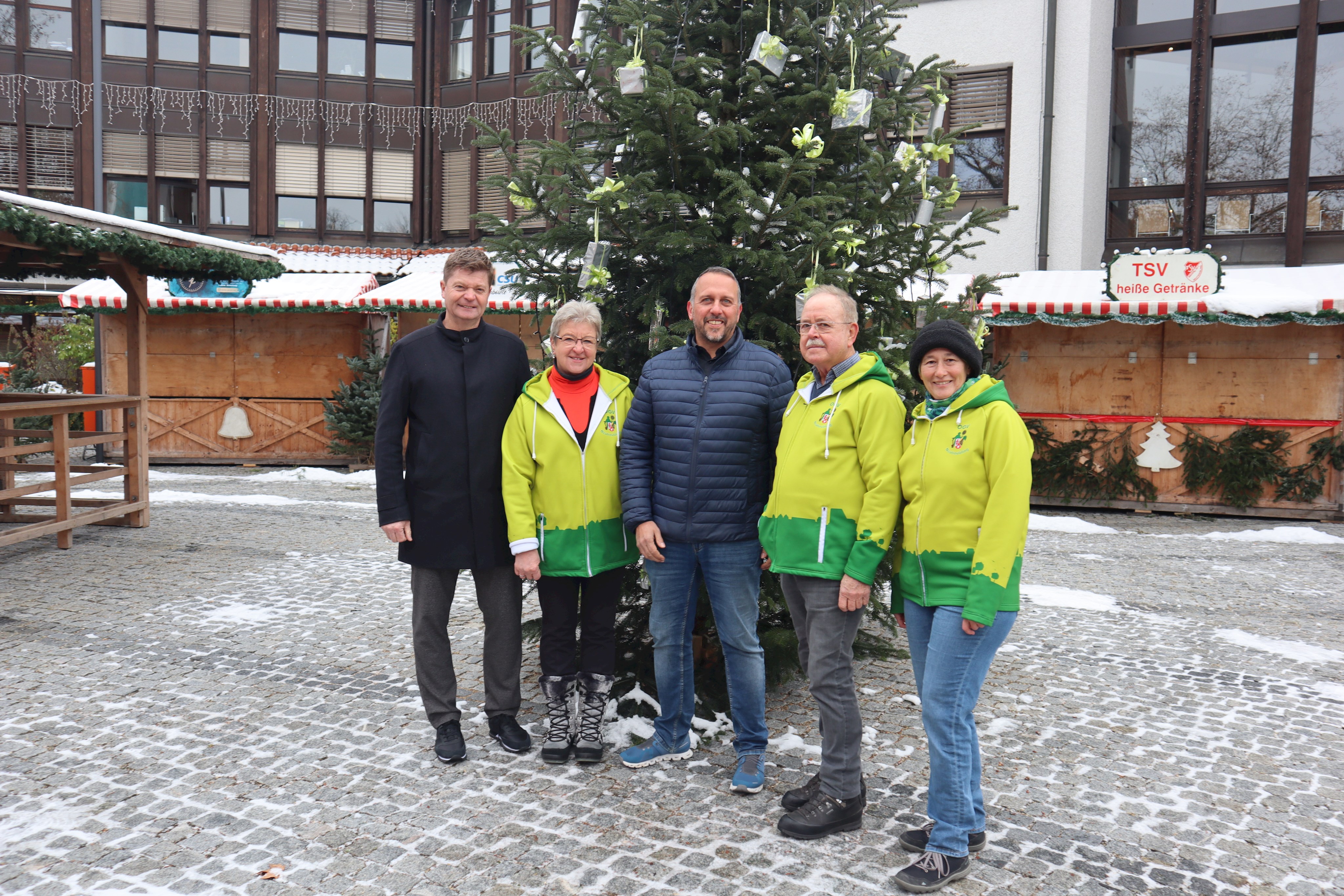 OGV und Kaufpark sorgen für geschmückten Christbaum am Rathausplatz