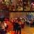 Tanzende Senioren in der geschmückten Stadthalle